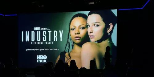 Elenco de 'Industry' da HBO promove festa de Wall Street a galpão em Nova York