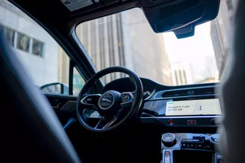 Carro autônomo da Waymo fica preso em enchente; empresa para em 4 cidades