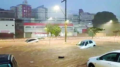 Frente fria provoca alerta de chuva forte e temporais em Minas Gerais