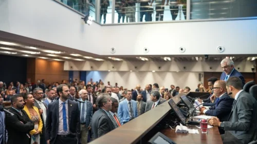 Alerj publica decisão que revoga prisão preventiva do deputado Rodrigo Bacellar