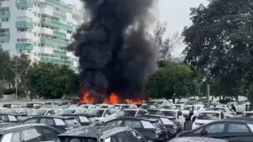 Queda de avião de pequeno porte provoca incêndio e explosões no Recreio, Zona Oeste do Rio