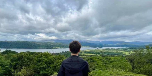 O verdadeiro motivo pelo qual seu filho deveria ficar sem celular em uma viagem escolar