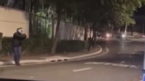 Adolescente de 16 anos é baleado após trocar tiros com policial durante assalto em SP