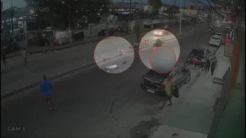 Chocante! Motociclista 'Empina' e Atropela Mulher em Plena Rua!
