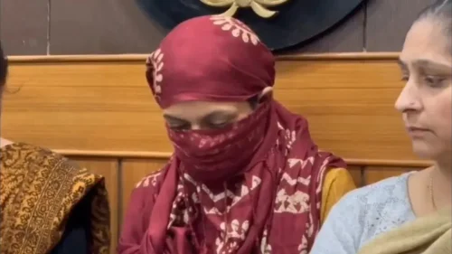 Mulher é presa na Índia por afogar sobrinha de 6 anos por ciúmes da beleza