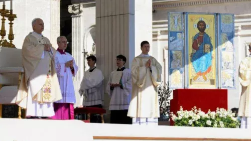 Papa Leão XIV celebra primeira missa de Páscoa e pede paz em meio a conflitos globais