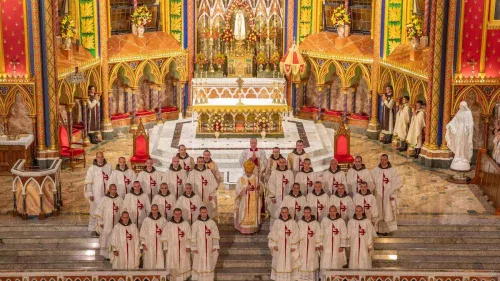 Arautos do Evangelho ordenam 26 novos sacerdotes em cerimônia no interior de SP