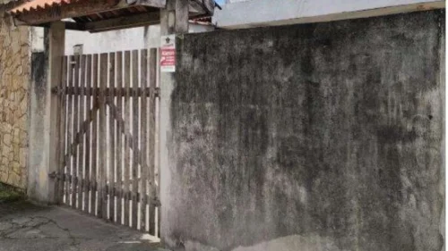 Pitbull foge de casa, mata shih-tzu e fere casal durante passeio em Caraguatatuba