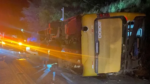 Ônibus clandestino capota na BR-251 e deixa 5 mortos, incluindo bebê, em MG