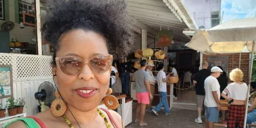 Mulher mantém perda de 45 kg com hábito de comer uma salada grande por dia