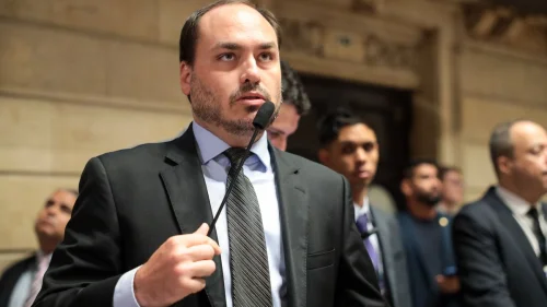 Carlos Bolsonaro é impedido de visitar pai na PF e contesta liberação de visitas