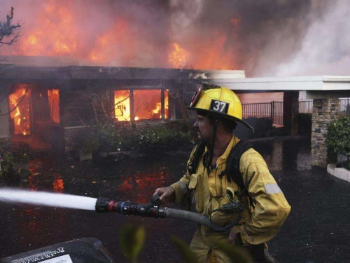 Incêndio Devastador Forçam Evacuação de 30 Mil Pessoas em Los Angeles!