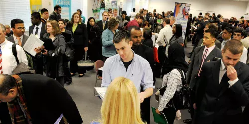 Vagas que mencionam IA atingem recorde de 4,2% nos EUA, apesar de desaceleração geral