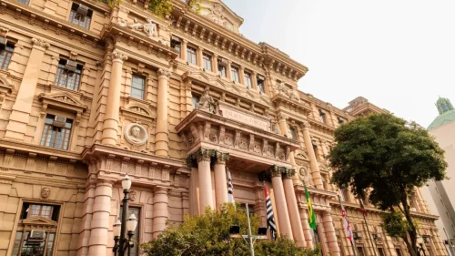 Influenciadora é condenada por expor filha a vexame em rede social