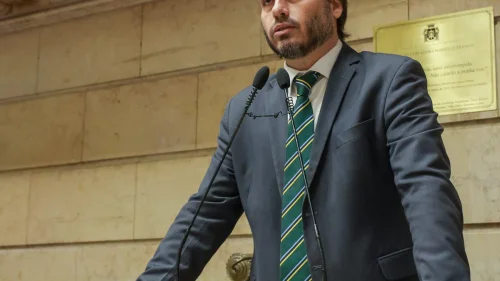 Carlos Bolsonaro renuncia à Câmara do Rio e anuncia candidatura ao Senado por SC