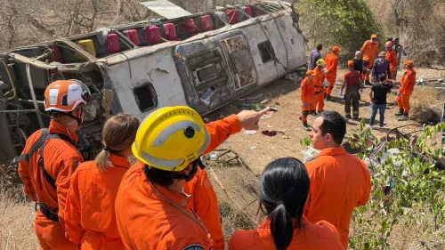 Ônibus com romeiros capota em Alagoas e deixa 15 mortos; governo decreta luto