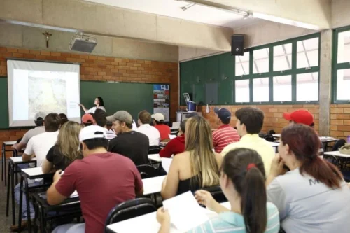 7 em cada 10 universitários no Brasil vieram de escolas públicas, aponta IBGE
