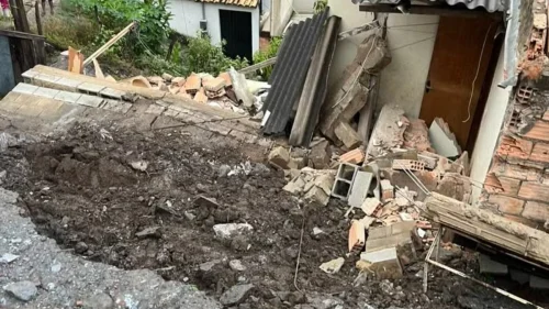 Desabamento em Sabará soterra cinco pessoas, incluindo criança de 5 anos