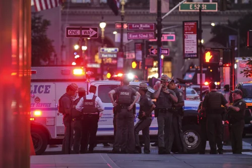 Atirador invade prédio de luxo em Nova York e mata 4 pessoas, incluindo policial