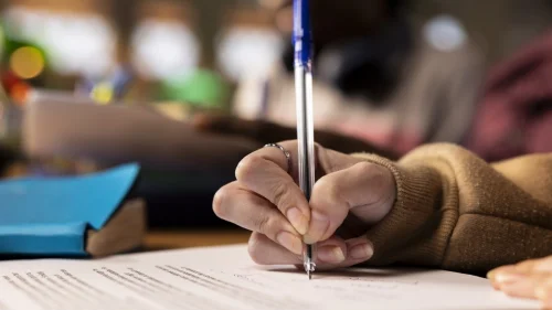 Questões anuladas do Enem não prejudicam notas dos candidatos, explica especialista