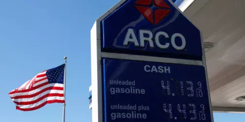 Preço médio da gasolina nos EUA supera US$ 4 por galão, aponta AAA