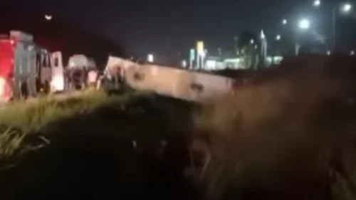 Ônibus capota após colisão com carreta e deixa feridos em Pernambuco