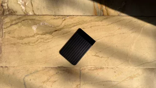 Dispositivos físicos de IA para transcrição de reuniões ganham mercado