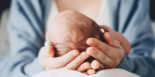Mulher deixa carreira para ser mãe em tempo integral e revela desafios inesperados