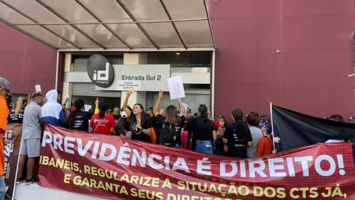 Professores do DF mantêm greve após rejeitar proposta do governo e fecham via pública
