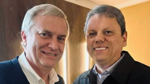 Tarcísio parabeniza Kast após vitória da direita nas eleições chilenas