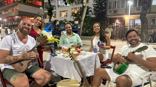 Cariocas transformam Copacabana em sala de estar a céu aberto na virada