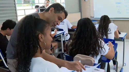 Reajuste do piso salarial de professores em 2026 será de apenas R$ 18,10