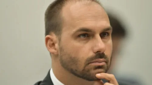 Moraes notifica Eduardo Bolsonaro por edital sobre ação penal por coação