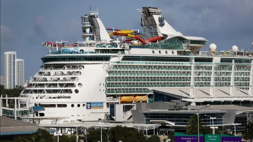 Família processa Royal Caribbean após passageiro morrer em cruzeiro no México