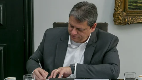 MP-SP investiga compra de uniformes escolares em contrato de R$ 57,6 milhões