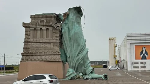 Vendaval derruba estátua de 24 metros da Havan em Guaíba, no RS