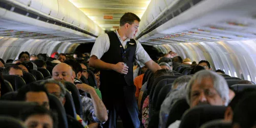 Salários de comissários de voo em companhias aéreas de baixo custo superam os da United