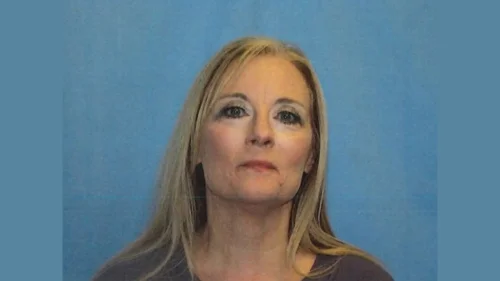 Mãe é presa após simular sequestro da filha para afastá-la de golpista online nos EUA