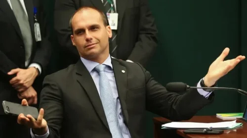 Eduardo Bolsonaro desafia Moraes a pedir informações sobre viagens aos EUA ao governo americano