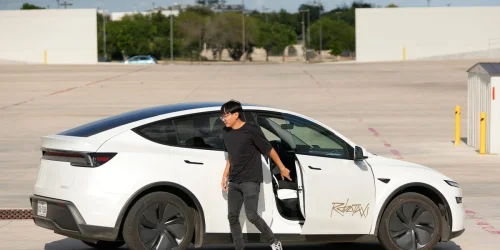 Tesla lança serviço de robotaxi sem supervisão humana em Austin