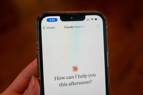 Claude supera ChatGPT no ranking de apps após polêmica com Pentágono e governo Trump