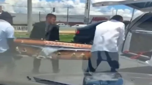 Caixão com corpo cai de carro funerário em avenida de Maringá