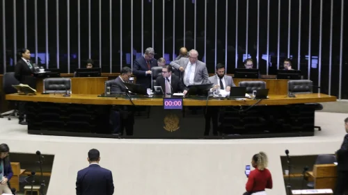 Câmara aprova urgência para projeto que corta 10% em benefícios fiscais até 2026