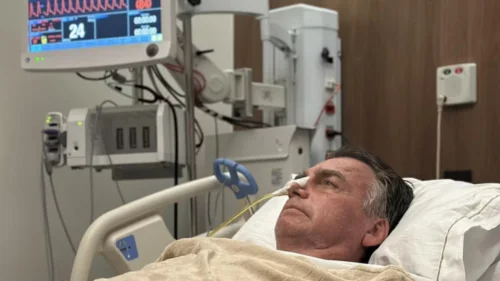 Bolsonaro segue internado na UTI com pneumonia e sem previsão de alta