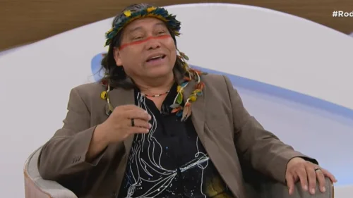 Como um professor indígena superou a vergonha e hoje ocupa um espaço inédito na literatura