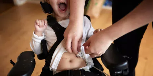 Mãe constrói vila de apoio na gravidez, que desaparece após filha nascer com deficiência