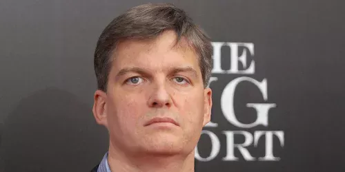 Investidor Michael Burry alerta para bolha da IA que seria "grande demais para salvar"