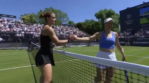Tenistas Sakkari e Putintseva se envolvem em discussão acalorada após jogo em Bad Homburg