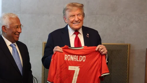 Cristiano Ronaldo envia camisa autografada a Trump com mensagem pela paz