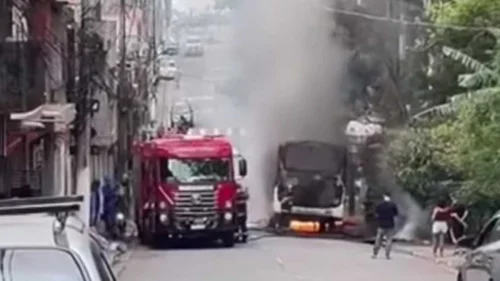 Ônibus pega fogo na Zona Leste de São Paulo após pane elétrica